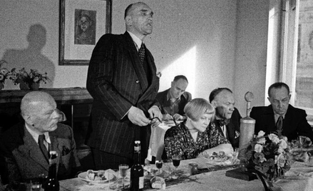 Lipiec 1947 r. Jarosław Iwaszkiewicz przemawia podczas wręczenia nagrody pisma „Odrodzenie”. Przy st