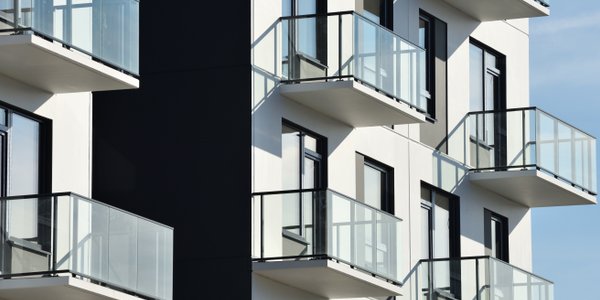 Nabywcy mieszkań będą musieli dodatkowo płacić za balkony i schody?