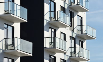 Nabywcy mieszkań będą musieli dodatkowo płacić za balkony i schody?