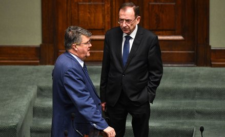 Byli posłowie PiS Maciej Wąsik (L) i Mariusz Kamiński (P) na sali obrad Sejmu w Warszawie