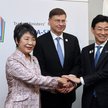 Minister gospodarki, handlu i przemysłu Japonii Yasutoshi Nishimura (po prawej) i minister spraw zag