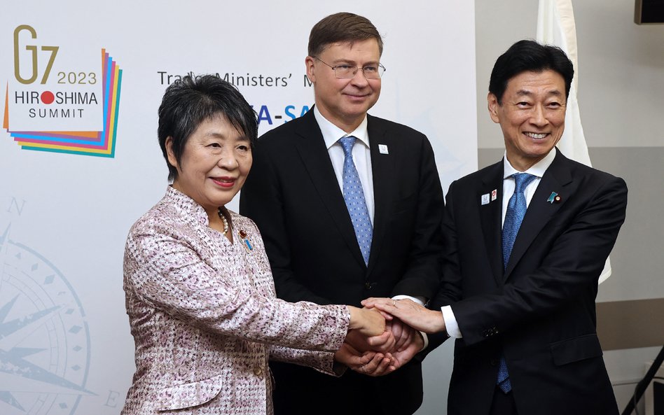 Minister gospodarki, handlu i przemysłu Japonii Yasutoshi Nishimura (po prawej) i minister spraw zag