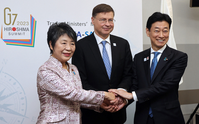 Minister gospodarki, handlu i przemysłu Japonii Yasutoshi Nishimura (po prawej) i minister spraw zag