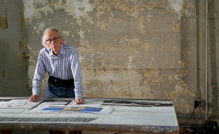 Christo w 2019 roku, podczas pracy nad projektem opakowania Łuku Triumfalnego.