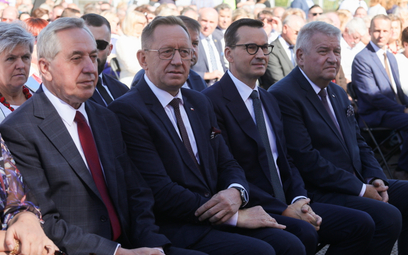 Premier Mateusz Morawiecki (2P), minister - członek Rady Ministrów Henryk Kowalczyk (L) i minister r
