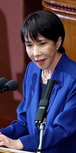 Premier Sanae Takaichi właściwie zawsze pokazuje się publicznie w ubraniach i akcesoriach o japoński