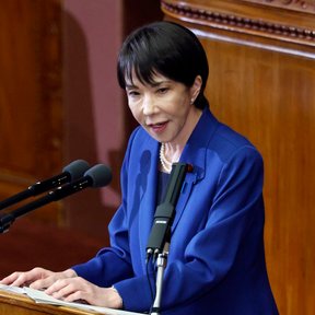 Premier Sanae Takaichi właściwie zawsze pokazuje się publicznie w ubraniach i akcesoriach o japoński