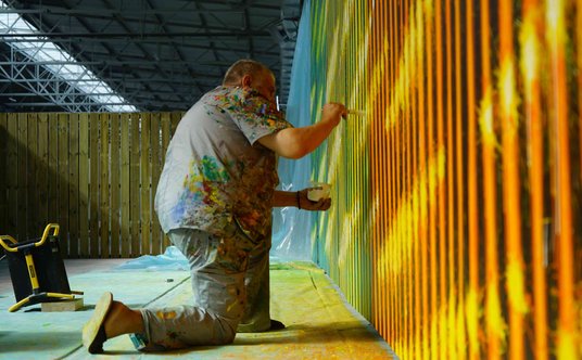 Leon Tarasewicz pracuje nad swoją najnowszą pracą