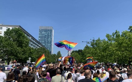 Morze tęczowych flag unosi się nad uczestnikami Parady Równości