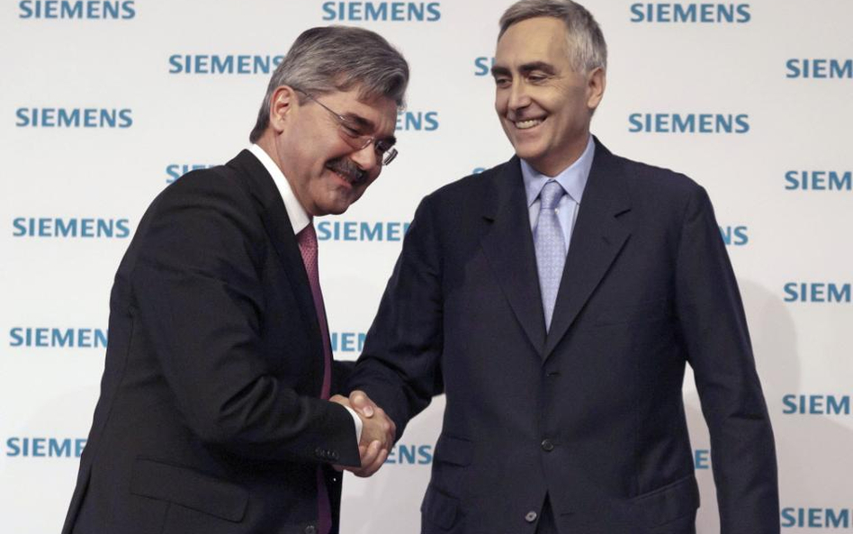 Joe Kaeser - z lewej - nowy prezes Siemensa i ustepujący prezes Peter Loescher