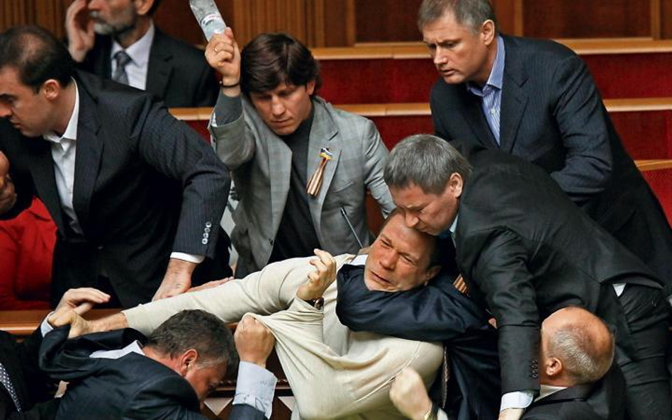 Parlamenta-rzyści wszczęli bójkę na sali obrad