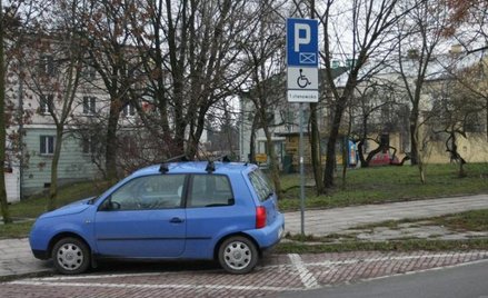Obecnie prawo do parkowania na kopertach ma ok. 450 tys. osób. Wkrótce takie uprawnienia może dostać
