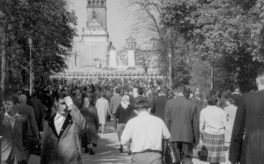Na dole z lewej strony, z ręką zasłaniającą twarz - Jan Krzysztof Kamiński, autor fotorelacji z uroc