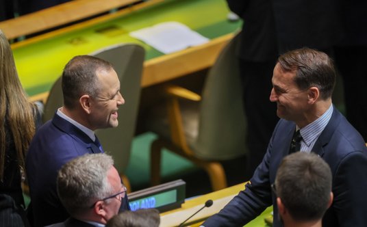 Prezydent RP Karol Nawrocki (L) i wicepremier, minister spraw zagranicznych RP Radosław Sikorski (P)