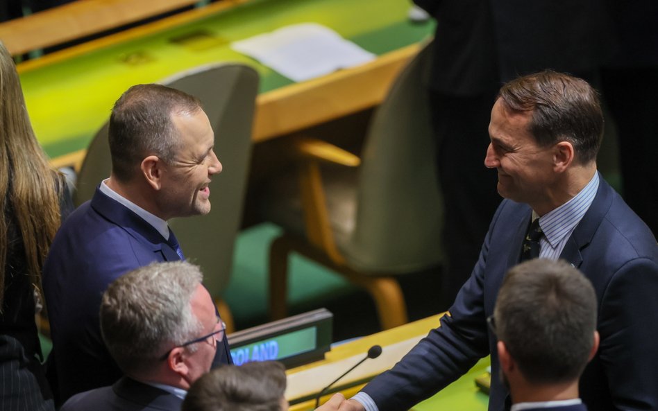 Prezydent RP Karol Nawrocki i wicepremier, minister spraw zagranicznych Radosław Sikorski (podczas d