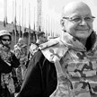 Był bardzo odważny. Starał się jako rzecznik docierać wszędzie tam, gdzie byli Polacy. Na zdjęciu w 