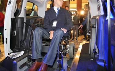 Mateusz Puszkarski z niepełnosprawnością rąk i nóg będzie mógł samodzielnie prowadzić auto