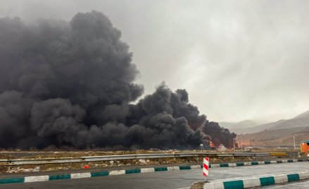 Płonący skład produktów naftowych po ataku powietrznym na Iran.