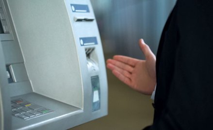 Wpłatomat tego banku może zapytać skąd mamy tak dużo pieniędzy