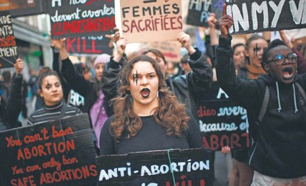 Co trzecia Francuzka raz w życiu przechodzi zabieg aborcji, co dziesiąta dwukrotnie. Swój sprzeciw w