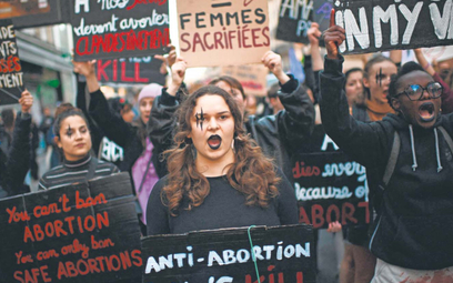 Co trzecia Francuzka raz w życiu przechodzi zabieg aborcji, co dziesiąta dwukrotnie. Swój sprzeciw w