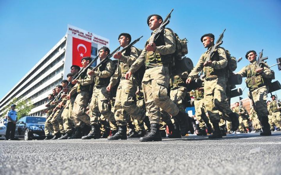 To idzie Turcja... Defilada z okazji Dnia Zwycięstwa 30 sierpnia 2012 roku. Ankara ma środki do obro