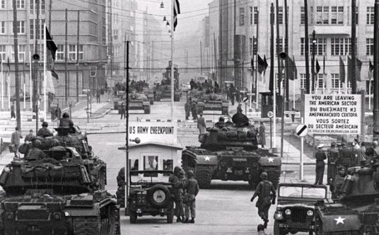 Próba sił i wojna nerwów: amerykańskie i radzieckie czołgi stojące naprzeciw siebie, gotowe do strza