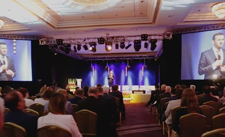 Wicepremier Mateusz Morawiecki zachęcał samorządy do inwestycji w twardą infrastrukturę, wskazując, 