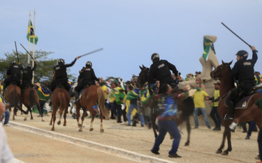 Starcia zwolenników Bolsonaro z policją konną w Brasilii