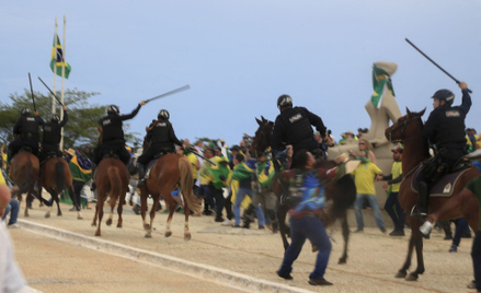 Starcia zwolenników Bolsonaro z policją konną w Brasilii