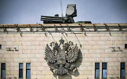 System obrony powietrznej zainstalowany na dachu rosyjskiego ministerstwa obrony w Moskwie