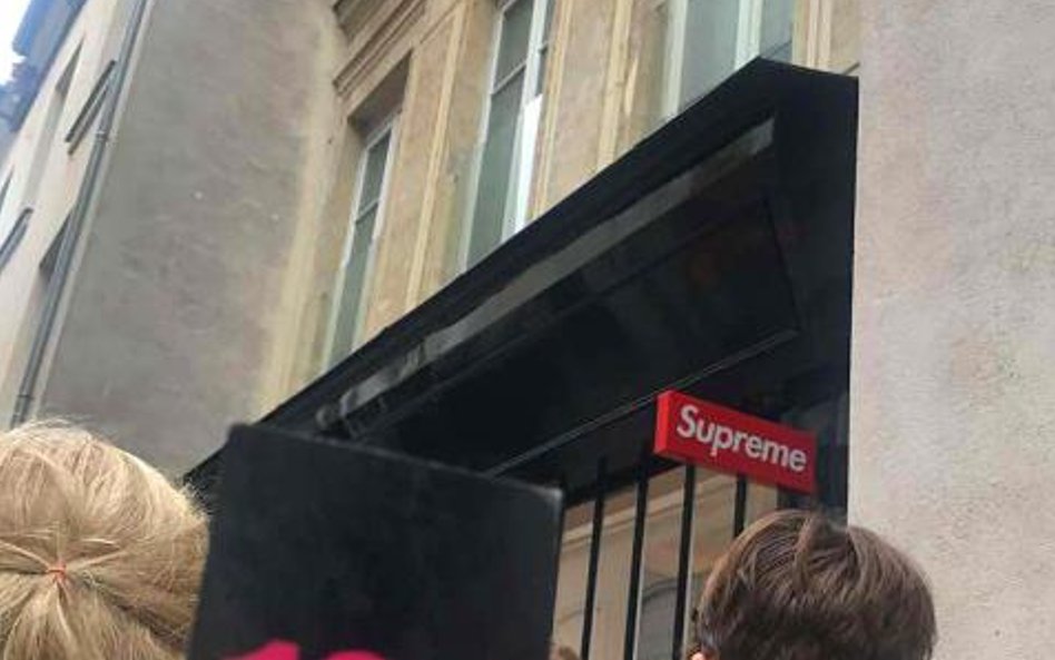 Kolejka do paryskiego sklepu Supreme