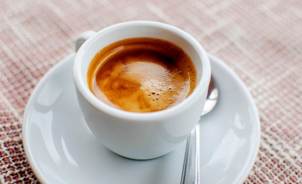 Poranna kawa coraz droższa. Plantacje niszczą susze, ulewy i rosnące koszty