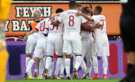 Radość piłkarzy Olympiakosu Pireus. Z numerem 8 Vadis Odjidja-Ofoe, były zawodnik Legii