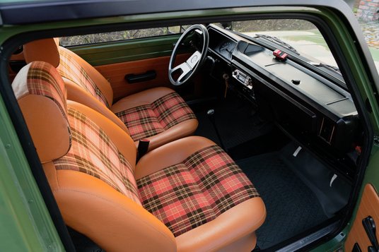 Oryginalnie prezentuje się kompozycja zielonego lakieru z brązowym wnętrzem.