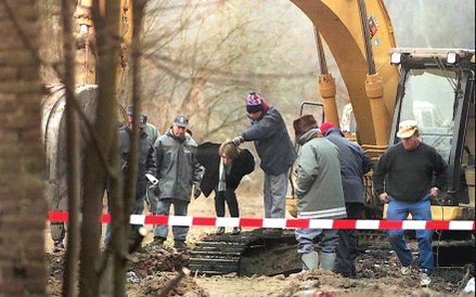 &#x2265;Poszukiwania ofiar Marca Dutroux