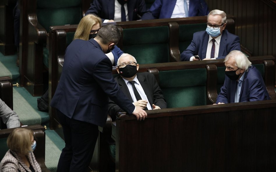 Sondaż: PiS na czele. Rośnie poparcie dla partii rządzącej