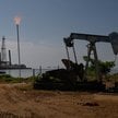 Pompa naftowa Petroleos de Venezuela SA (PDVSA) na jeziorze Maracaibo w Cabimas, stan Zulia, Wenezue