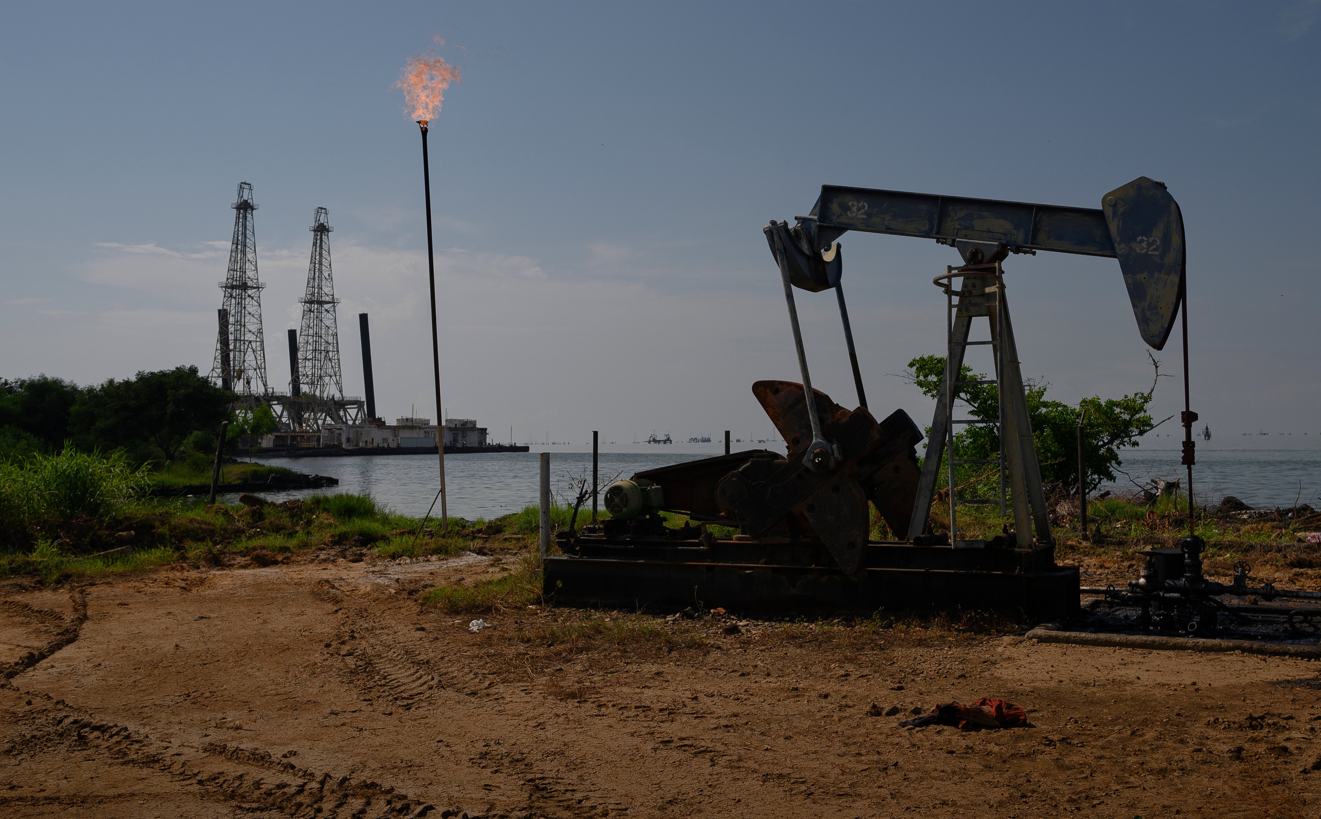 Ropa tanieje od rana. OPEC+ zaskoczył rynki