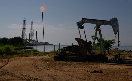 Pompa naftowa Petroleos de Venezuela SA (PDVSA) na jeziorze Maracaibo w Cabimas, stan Zulia, Wenezue