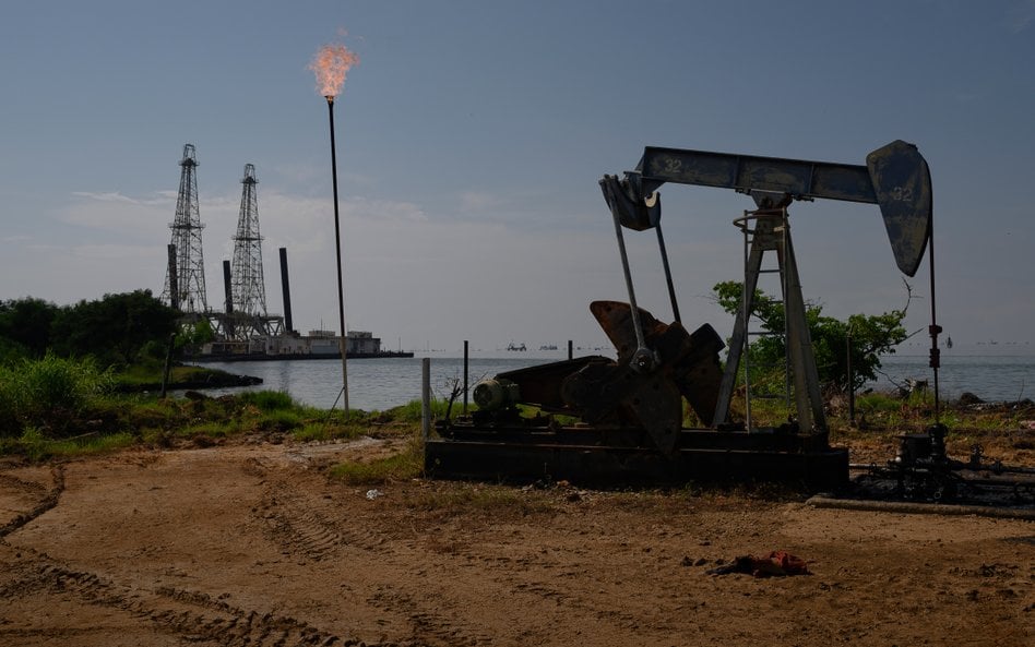 Pompa naftowa Petroleos de Venezuela SA (PDVSA) na jeziorze Maracaibo w Cabimas, stan Zulia, Wenezue