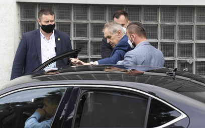 Prezydent Czech, Milosz Zeman, wychodzi ze szpitala