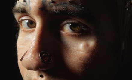 Performer Pauly Unstoppable – „smutny szatan” z zastrzykiem z soil fizjologicznej na skroni