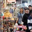 Irańczycy spacerują po bazarze Tajrish w teheranie w czasie konfliktu amerykańsko-izraelskiego z Ira