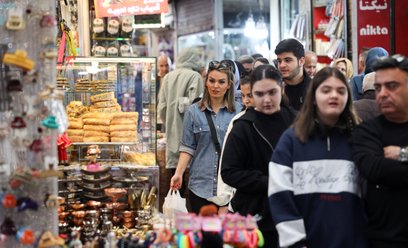 Irańczycy spacerują po bazarze Tajrish w teheranie w czasie konfliktu amerykańsko-izraelskiego z Ira