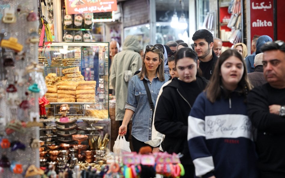 Irańczycy spacerują po bazarze Tajrish w teheranie w czasie konfliktu amerykańsko-izraelskiego z Ira