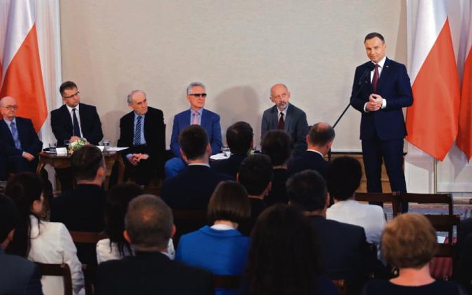 O polskim czynie zbrojnym dyskutowali w Belwederze: (od lewej) prowadzący prof. Włodzimierz Suleja, 