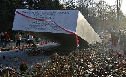 Pomnik ku czci ofiar katastrofy smoleńskiej stojący na Cmentarzu Wojskowym na Powązkach w Warszawie 