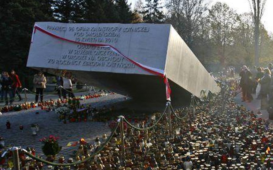 Pomnik ku czci ofiar katastrofy smoleńskiej stojący na Cmentarzu Wojskowym na Powązkach w Warszawie 