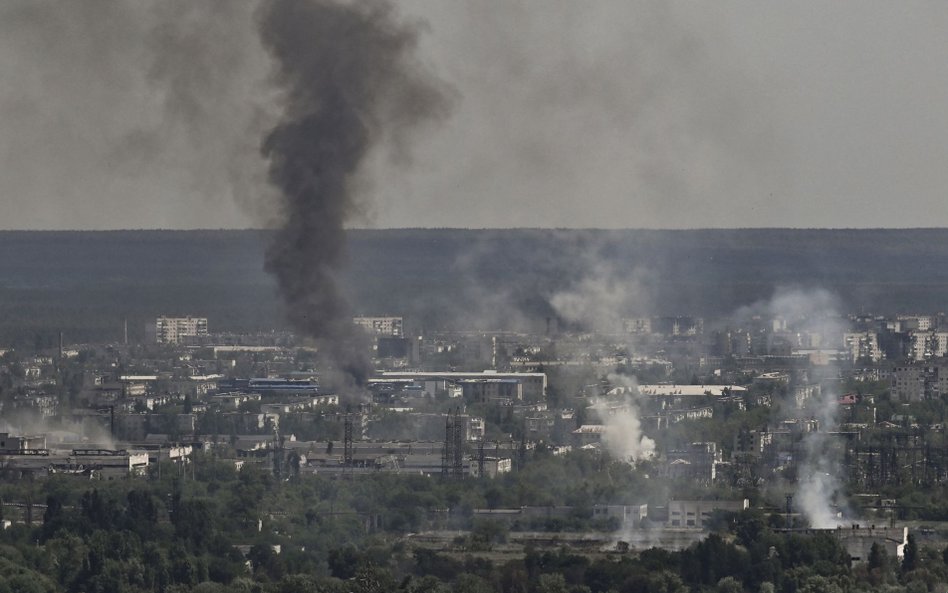 Słupy dymu nad Siewierodonieckiem